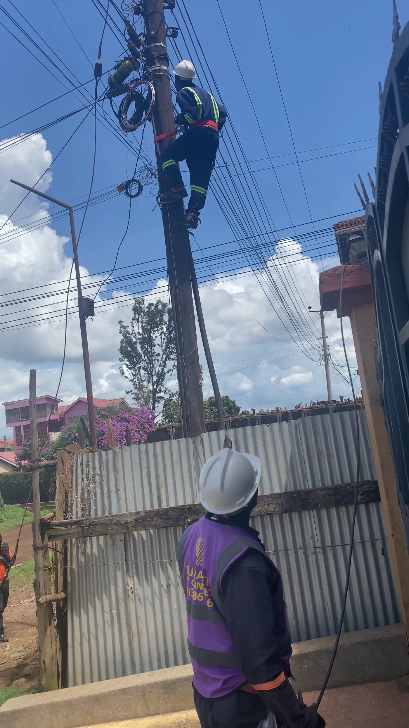Duara Fiber technicians: On the poles